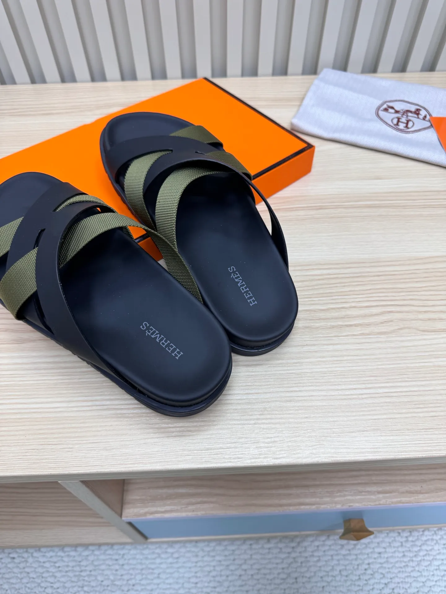 👟👟Ex-factory price 502👟👟 (Top version) Hermes 🐎The extremely popular couple's second uncle slippers/the latest snake print sandals and slippers, paired with various colorful socks, so trendy!  ———————— Upper: imported cowhide/sheep leather/cloth/palmprint leather lining: imported cowhide/sheepskin outsole: Tpu non-slip and wear-resistant outsole Female size: 35-42 (40.41.42 non-returnable and non-exchangeable) Male code: 39-45 (45 non-returnable and non-exchangeable)